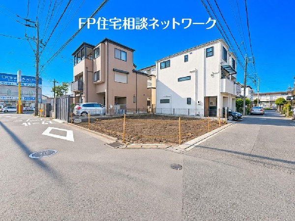 外観:角地のため、開放感があり、日当りも良好です！目の前に広がる開放感とゆとり、暮らしの夢を育む理想の住まいがここにはあります。散歩やジョギング、週末のご家族での遊びに最適な環境です。