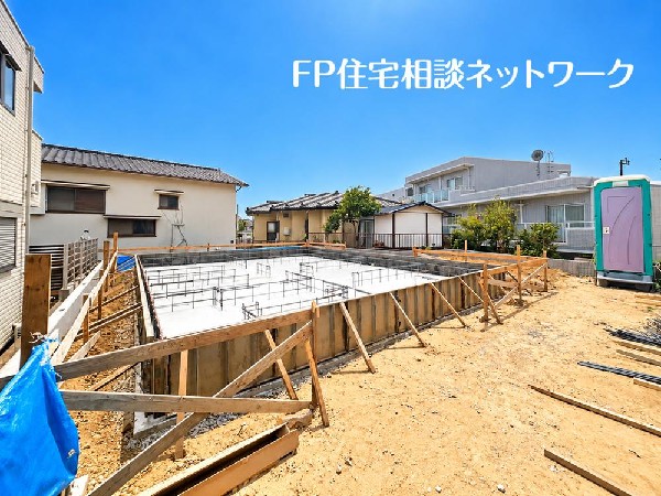 外観:深く豊かな緑と爽快な青い空を感じるまさに横浜に暮らす心地よさを存分に堪能いただける邸宅です。グレードの高い設備仕様が標準装備のデザイン住宅で快適で便利な生活をお送り頂けます。