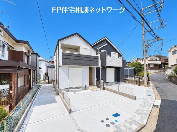 外観:第一種低層住居専用地域の良好な住環境が保たれたエリア。低層の一戸建てを中心とした街並みが整然と続き、周辺は高い建物が建っていないので、採光や開放性に恵まれています♪