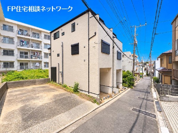 外観:幅8ｍの道路に面しています。敷地との高低差もなく車庫からすぐ道路に出られます♪