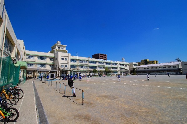 周辺環境:坂戸小学校　(「溝の口」駅から南東に徒歩10分ほど、住宅街が広がる閑静な立地にある坂戸小学校。)