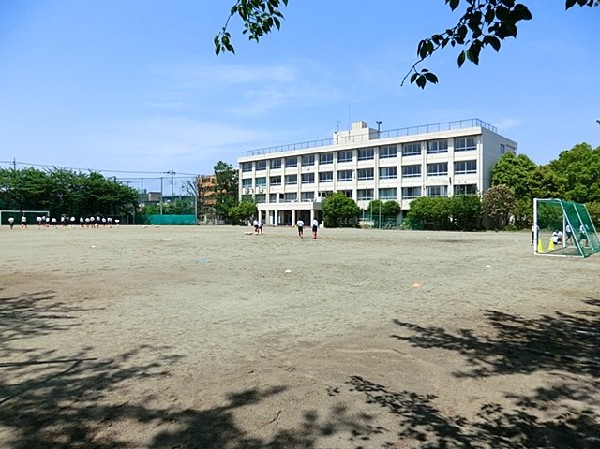 周辺環境:稲城市立稲城第四中学校(学校教育目標：自ら学び、考え、表現する　他を思いやり、力を合わせる　たくましい気力・体力を養う)