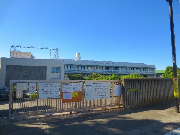 周辺環境:西丸子小学校(教育目標は、自ら考え　正しく判断し　進んで実践する子。)