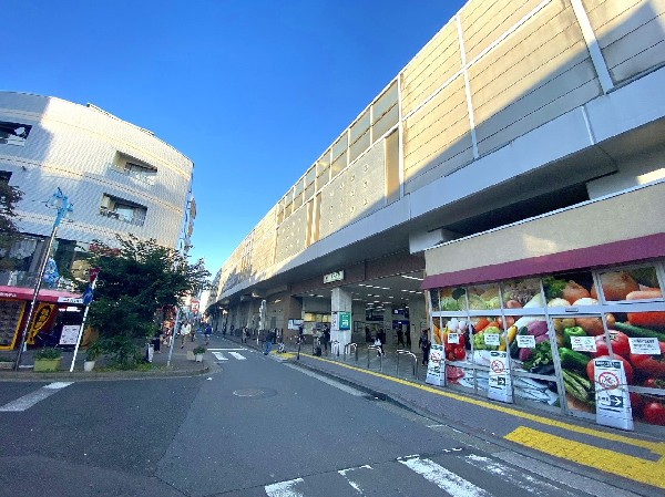 周辺環境:新丸子駅(古き良き下町情緒が残る新丸子駅。のんびりしていますが、便利に生活できる地区でもあります。)