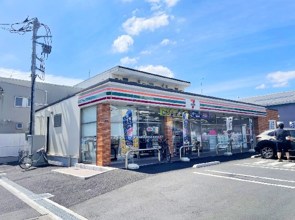 周辺環境:セブンイレブン小倉3丁目店　(セブンミール、お弁当に定評のあるセブンイレブン、コンビニエンスの最大手ですね。)