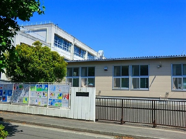 周辺環境:小倉小学校　 (学校教育目標は「よく考え進んで学習する子、心豊かな明るい子、責任をもってやり遂げる子、健康でたくましい子」)