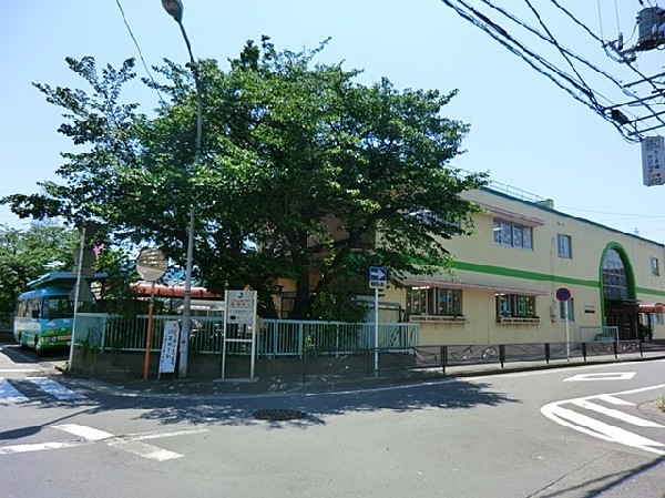 周辺環境:小峰幼稚園　(広い園庭では、たくさんの木々や草花の中で子供たちが元気いっぱいのびのびと過ごしています。)