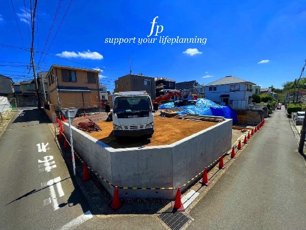 外観:3区画は北東角地、全区画4m以上の舗装された前面道路に面しています。幹線道路から入った通りのため、交通量も少なく、静かで安心の住環境です。