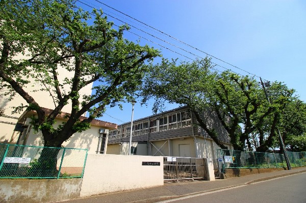 周辺環境:高田小学校(お子様が一日の中でも長い時間を過ごす小学校。のびのびと過ごし、どんどん成長していくお子様の姿が目に浮かびます。)