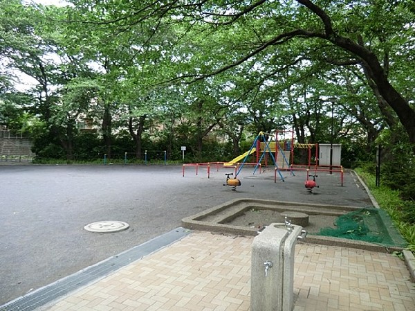 周辺環境:勝田公園(桜の木がたくさん植えられており、桜の季節はとても美しいです。)