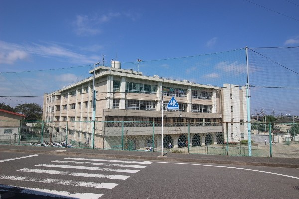 周辺環境:野川中学校(昭和55年創立で総生徒数約750人、各学年6～7クラスのマンモス中学校)