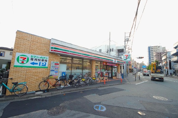 周辺環境:セブンイレブン川崎ガス橋通り店(「イトーヨーカドー」や有名百貨店などを傘下に収める大手流通企業が運営するコンビニエンスストア。)