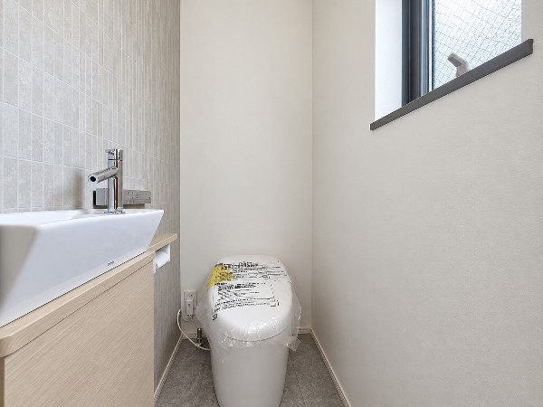 洗浄のための水を貯めておくタンクがない水道直結方式のトイレ。一般的なタンク式のトイレと比べると、圧迫感のない、すっきりとしたデザインとなります。また、タンクがない分、床の拭き掃除もしやすいです。 