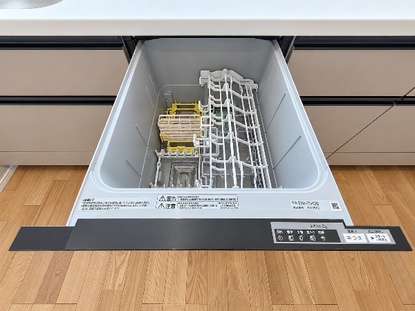 【食洗機】高温の水と強力な水流で食器を洗浄・乾燥させる家電です。時短になるだけでなく、除菌や高い節水効果も期待できます。忙しい日々の強い味方です。