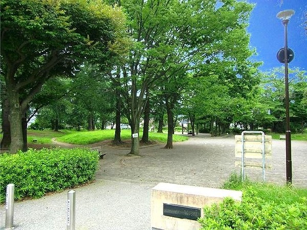 周辺環境:つつじが丘第四公園(住宅街らしく近隣には公園が複数ありますので、お子様にも嬉しい住環境です。きっと、お気に入りの公園がみつかるはずです。)