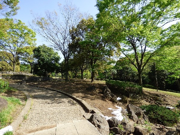 周辺環境:王禅寺ふるさと公園　(多摩丘陵の豊かな自然を生かし、水と緑をテーマとして作られた公園。多目的広場、芝生広場、自然林を生かした散策道、富士山展望広場などあり。)