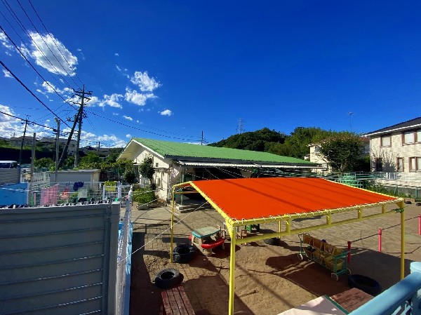 周辺環境:奈良保育園　(横浜市認可保育園。こどもの国や緑山の自然に囲まれた緑豊かな環境。)