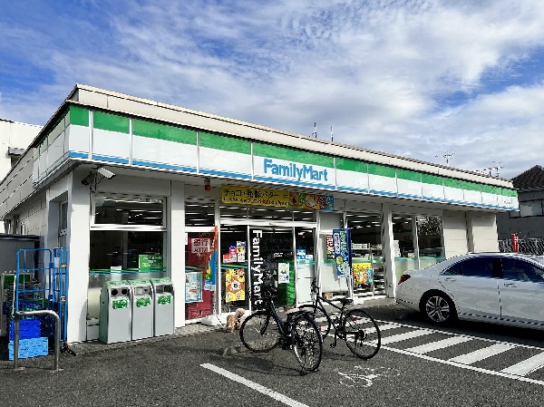 周辺環境:ファミリーマート　青葉大場町店(新作スイーツやキャラクターコラボ商品等新しい商品が続々登場。今日はどんな商品と出会えるか楽しみが増えそう。)