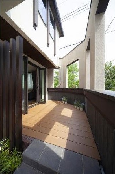 外観:【プラン例　建物価格2100万円　建物面積100m2】ウッドデッキは、外の開放感を感じながら、囲まれていることでのプライベート感がセレブリティを感じさせてくれる。