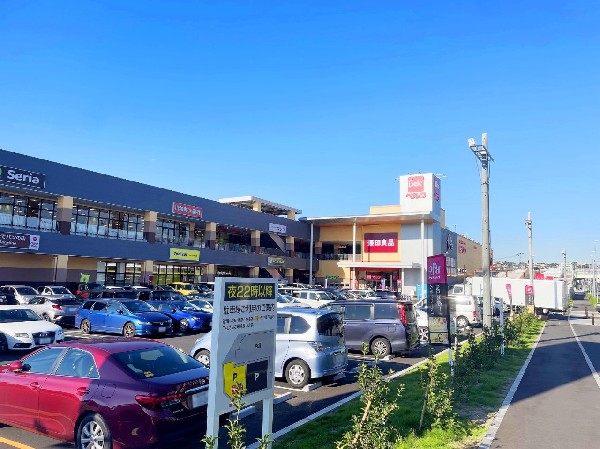 周辺環境:ベルクフォルテ横浜川和町店(令和4年8月にオープンした大型商業施設!「ベルク」や「マツモトキヨシ」「無印良品」などもありお買物に便利な施設です。)