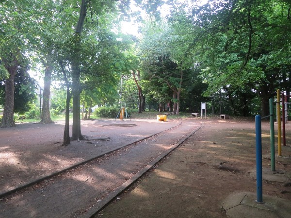 周辺環境:生田緑地南遊園(生田緑地内にある、自然溢れる広場。遊具のある公園が近いというのは、ご家族にとっても嬉しいですね。)