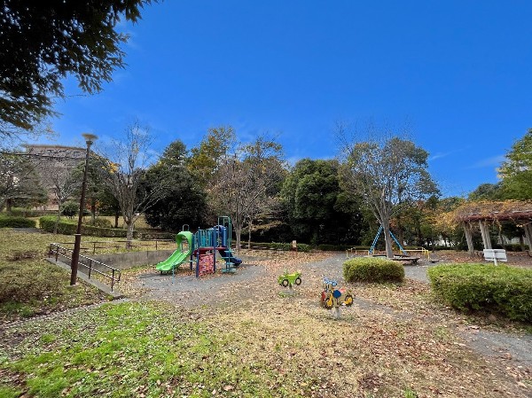 周辺環境:奈良町大田平公園(山すそにつくられた公園です。複合遊具やブランコなど多くの遊具がある公園です。)