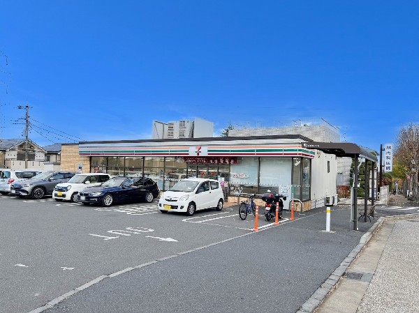 周辺環境:セブンイレブン横浜奈良北団地店(セブンミールは大好評です。公共料金の支払いなど色々な用途があるコンビニは今や必須ですね)