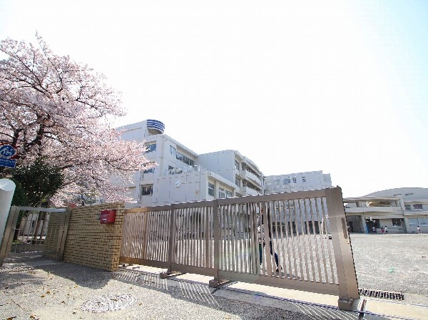 周辺環境:下田小学校(小中一貫教育を推進している小学校。義務教育９年間の学習指導と生活指導の円滑な接続が図れるよう、中学校 区を基本として推進しています。)