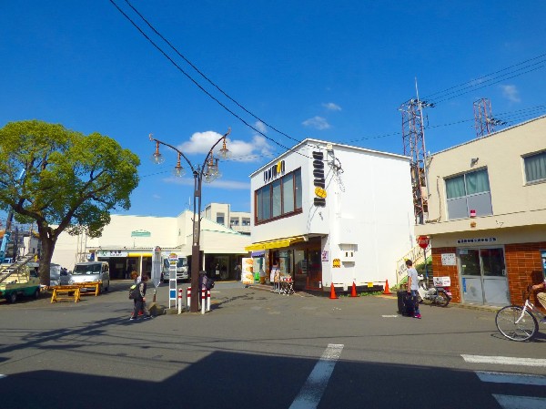 周辺環境:矢向駅(駅周辺には小さな商店街があり、横浜市営バス・川崎鶴見臨港バスのバス停があります。)