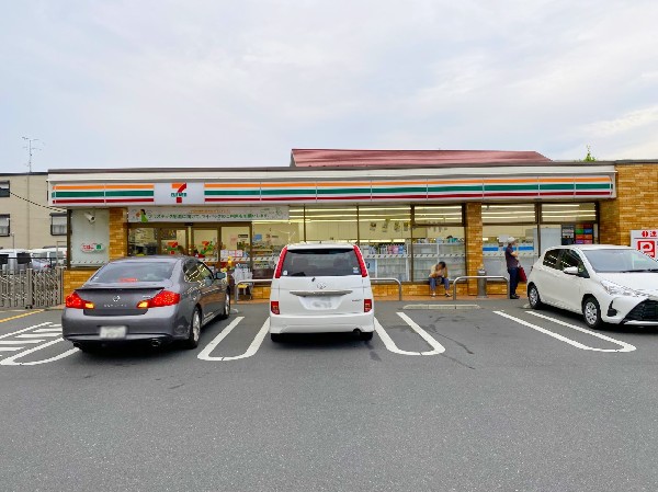 周辺環境:セブンイレブン小杉御殿町2丁目店(セブンミール、お弁当に定評のあるセブンイレブン、コンビニエンスの最大手ですね。)