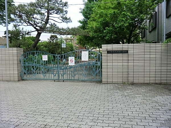 周辺環境:中原小学校(お子様が一日の中でも長い時間を過ごす小学校。のびのびと過ごし、広い校庭で元気に駆け回ったり、どんどん成長していくお子様の姿が目に浮かびます。)