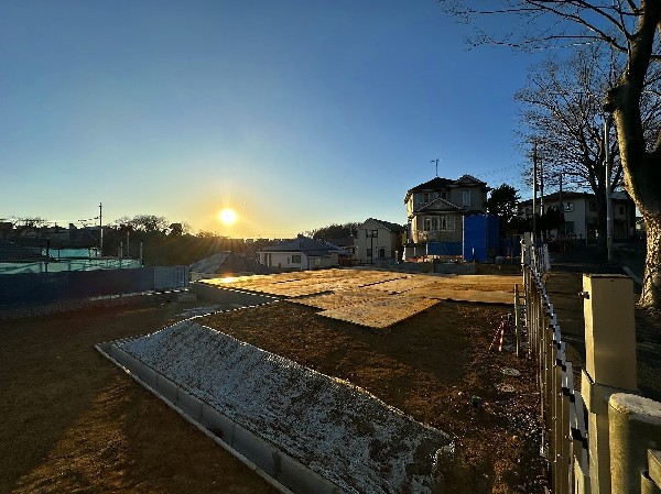 外観:前面道路含む現地写真