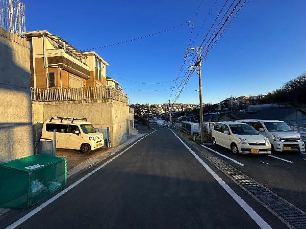 外観:前面道路含む現地写真