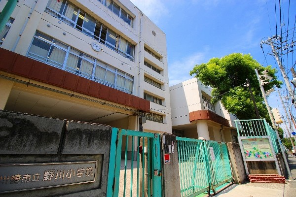 周辺環境:野川小学校 　(明治6年創立で約155年の歴史がある学校。総生徒数約780人で各学年120～130人。)