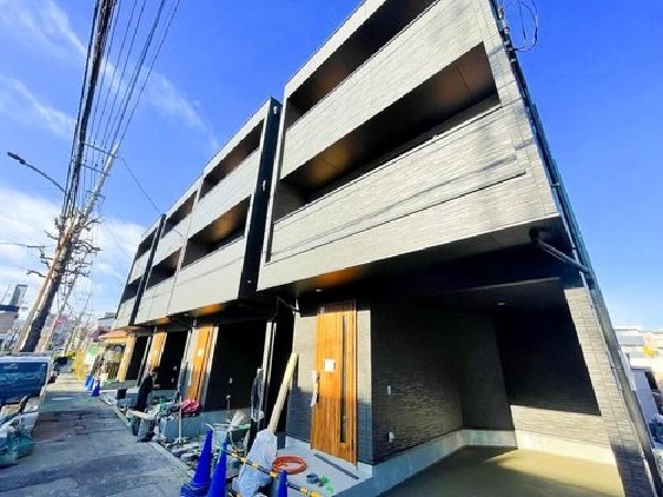 外観:「類似外観同仕様」  施工例の為、分譲中の建物とは外壁、屋根開口部等の形状・仕様が異なります。