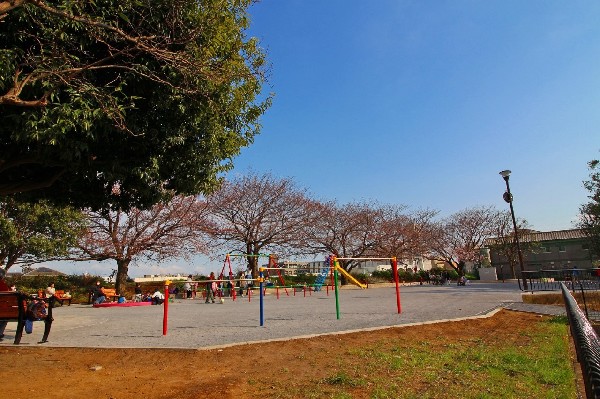 周辺環境:日吉六丁目鏡ヶ淵公園(鶴見川沿いの桜がキレイな公園です。区で３つのプレイパークの内の一つです。)