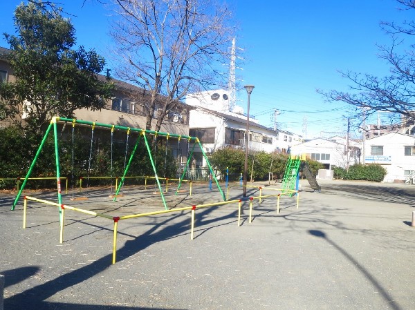 周辺環境:蓑輪町公園(青空の下で駆け回ったり、遊具で遊んだり、思い思いの遊びができます。子供たちの元気で楽しそうな声が響き渡ります。)