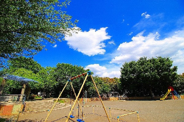 周辺環境:下田町四丁目公園　(遊具も揃った明るく大きな公園です。平日の午後や休日は子供たちで賑わっていて、楽しそうな声が聞こえてきます。)