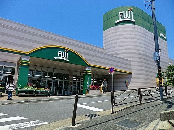 周辺環境:ＦＵＪＩ上野川店(スーパーFUJI、ホームセンターコーナン、クリーニング店などが同建物内にあります。駐車場も広く、通路も広いのでお買い物もしやすい店舗です。)