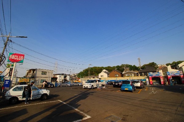 周辺環境:洗車ＣＬＵＢ(お休みの日に大切なお車を洗車出来ます。広々とした敷地で洗車しやすいです。)