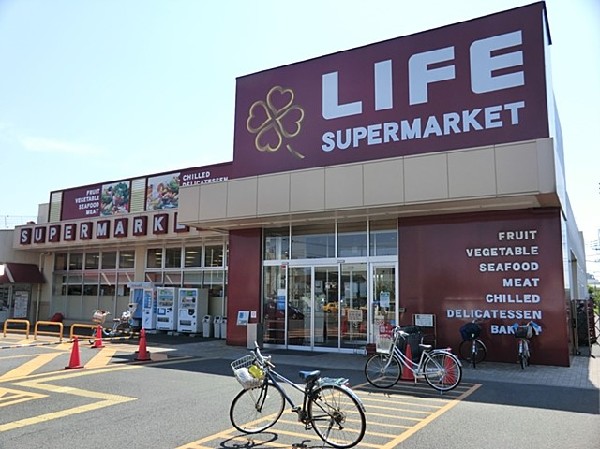 周辺環境:ライフコーポレーション川崎京町店　(幹線道路沿いにあり、自転車や車で立ち寄りやすい駐車場完備のスーパーです。)