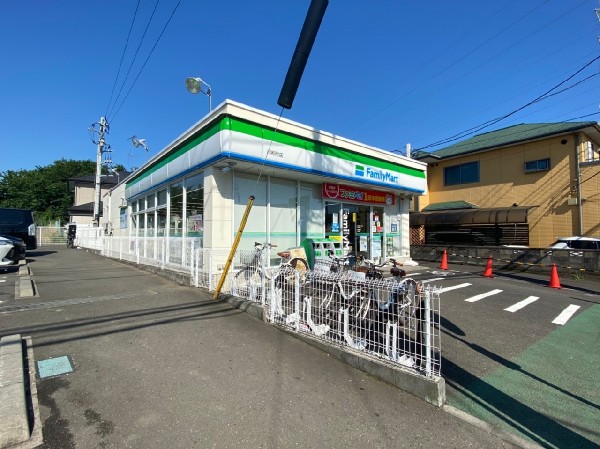 周辺環境:ファミリーマート川和町店(ファミチキをはじめスナックメニューも大人気です。買物だけではなく、日常生活に関係する最重要施設となりつつある。)