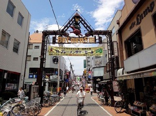 周辺環境:ブレーメン通り　(モトスミブレーメン通り商店街は元住吉駅西口から始まる駅前商店街です。 1990年モール化。全長約550メートル。加盟店約180店舗が集まる商店街です)