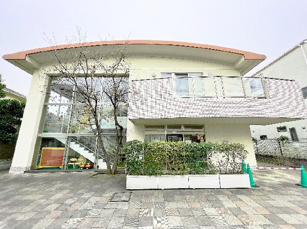 周辺環境:小学館アカデミーかりやど保育園　(保育理念「あったかい心をもつ子どもに育てる」を掲げている保育園です。)