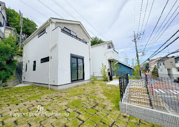 外観:小田急多摩線「栗平」駅徒歩７分の閑静な住宅街に位置した収納豊富な2階建て住宅で太陽の日差しが降り注ぐ明るい住宅です。