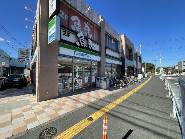 周辺環境:ファミリーマート稲城長沼駅前店(コンビニが近いのは何かと助かります。いまや買物だけではなく、行政、銀行、民間サービス等、日常生活に深く関係する最重要施設。)