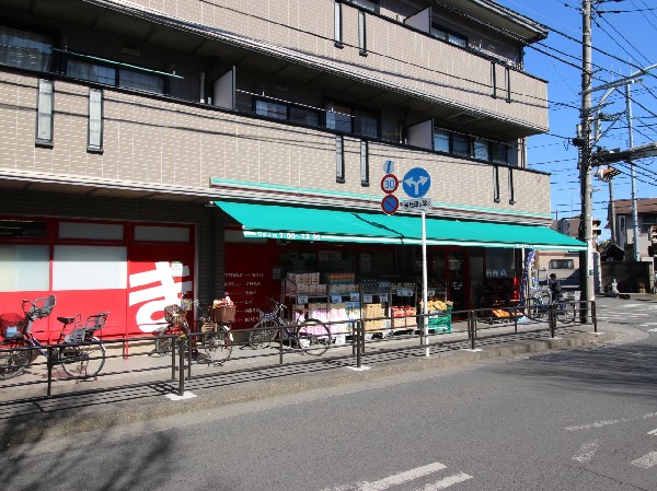 周辺環境:まいばすけっと 上小田中１丁目店　(地域に根ざしたサービスで、忙しい日常をサポート。健康的な食事を手軽に提供し、お客様のライフスタイルに合わせた多彩な商品を取り揃えています。)