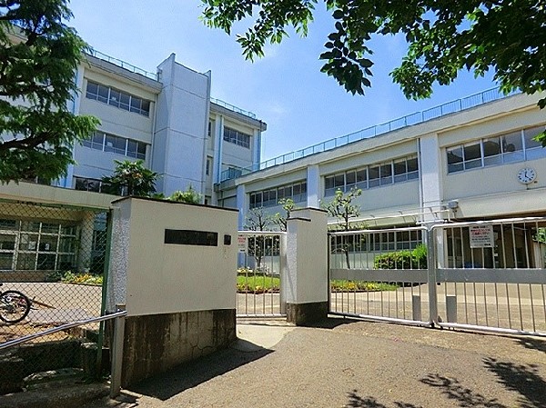 周辺環境:千代ヶ丘小学校　(昭和50年創立の小学校。少人数の学校ですが、熱意ある先生が多く、生徒に活気があると評判。富士山が綺麗に望めることでも有名。)