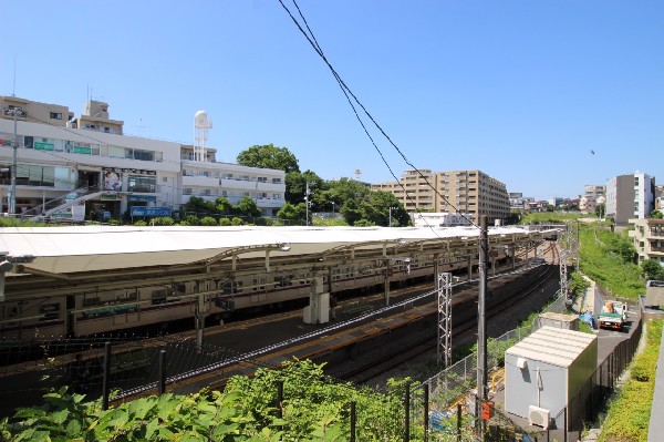 周辺環境:梶が谷駅( 自然を残すキレイな住宅街の中にあります。渋谷駅までは乗り換えなしで27分の利便性があります。)