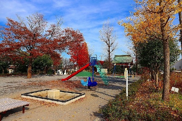 周辺環境:千代ヶ丘第2公園(住宅街らしく近隣には公園が多数ありますのでお子様とって嬉しい住環境です。その日の気分でどこへ行こうか決める楽しみもあるはず。)